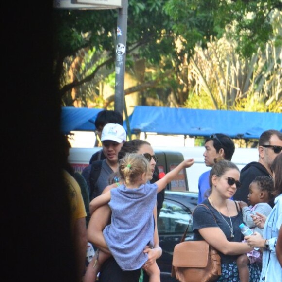 Leandra Leal não desgrudou de Julia