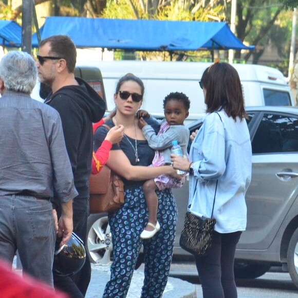 Leandra Leal e o marido, Alê Youssef, foram clicados com a filha, Julia, neste domingo, 23 de julho de 2017