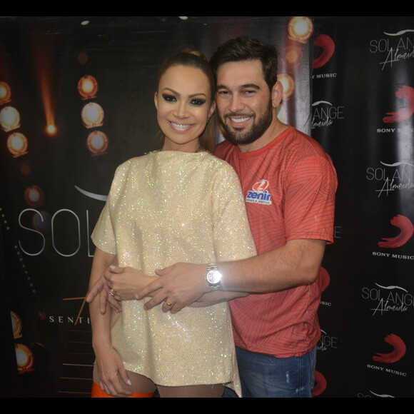 Solange Almeida e o marido, Leandro Andriani, posaram para os fotógrafos antes do show da cantora no Fortal