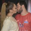 Solange Almeida trocou beijo com o marido, Leandro Andriani, nos bastidores do Fortal, no último domingo, 23 de julho de 2017