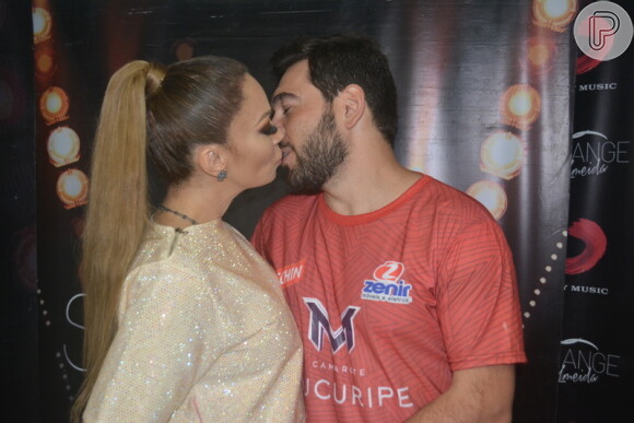 Solange Almeida trocou beijo com o marido, Leandro Andriani, nos bastidores do Fortal, no último domingo, 23 de julho de 2017