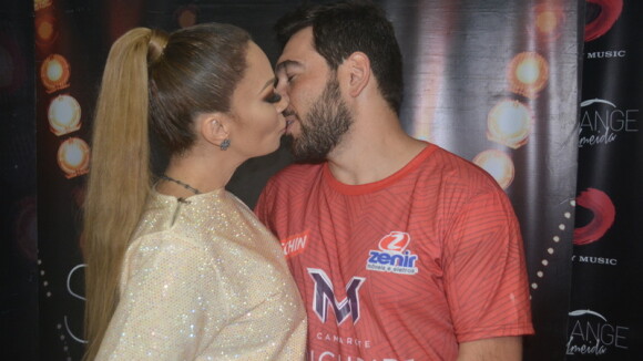 Solange Almeida, recém-casada, troca beijos com marido no Fortal. Veja fotos!
