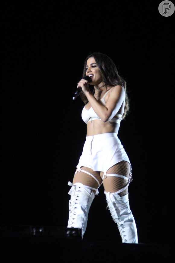 Anitta apostou em um look todo branco e bota de cano superalto ao fazer show no Canta Niterói
