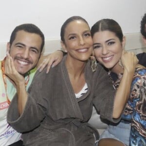 Ivete Sangalo recebeu Matheus Lisboa, do 'BBB16', Vivian Amorim, do 'BBB17', e Gominho no camarim antes de subir no trio elétrico