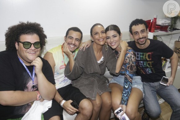 Ivete Sangalo recebeu Matheus Lisboa, do 'BBB16', Vivian Amorim, do 'BBB17', e Gominho no camarim antes de subir no trio elétrico