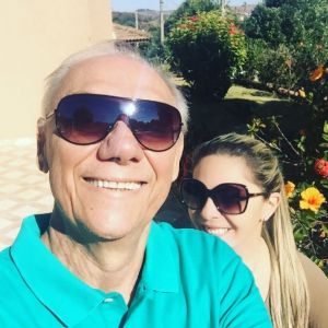 Marcelo Rezende, tratando câncer, recebeu apoio da namorada, Luciana Lacerda: 'Vencemos'