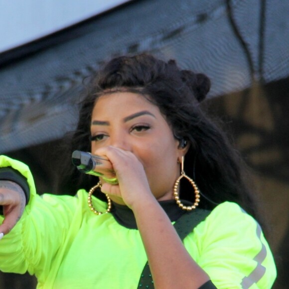 Ludmilla avaliou seus seios após a prótese de silicone: 'É bem bonitinho. Está desinchando ainda'