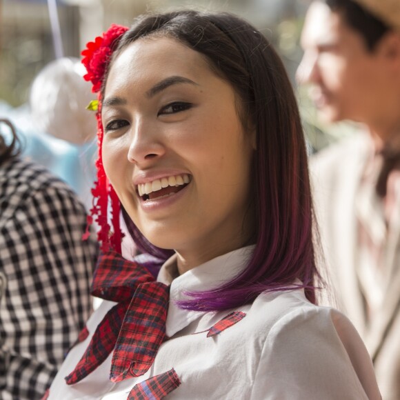 Tina (Ana Hikari) foge de Mitsuko (Lina Agifu) ao chegar em casa de manhã, no capítulo do dia 31 de julho de 2017 de 'Malhação - Viva a Diferença'