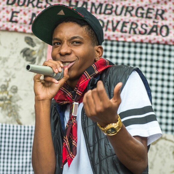 Fio (Lucas Penteado) reclama de não ter dormido com Ellen (Heslaine Vieira) no capítulo do dia 31 de julho de 2017 da novela 'Malhação - Viva a Diferença'