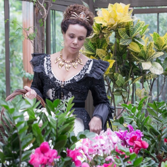 Amália (Vanessa Gerbelli) era jardineira em Portugal, na novela 'Novo Mundo'