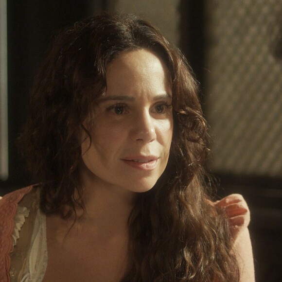 Amália (Vanessa Gerbelli) se lembra de que Chalaça (Romulo Estrela) ia visitá-la no convento, e resolve ir atrás dele para descobrir coisas do seu passado, na novela 'Novo Mundo'
