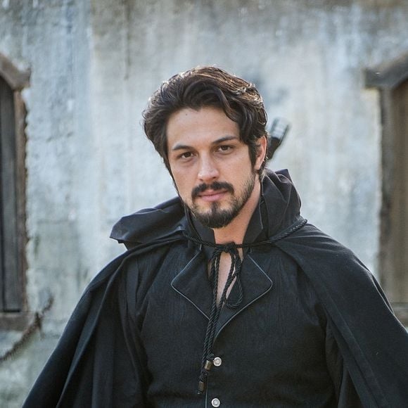 Chalaça (Romulo Estrela) conta a Amália (Vanessa Gerbelli) que ela deu à luz um menino no inicio de 1798 e dois anos depois desapareceu, na novela 'Novo Mundo'