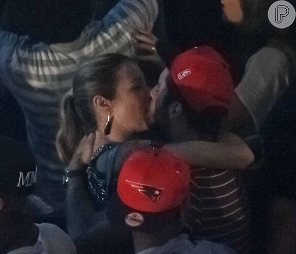 Luana Piovani e Pedro Scooby são flagrados aos beijos na plateia do show de Thiaguinho, em 21 de janeiro de 2013