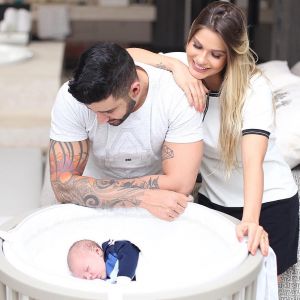 Andressa Suita e Gusttavo Lima mostraram o filho, Gabriel, dormindo em foto publicada no Instagram nesta segunda-feira, 24 de julho de 2017