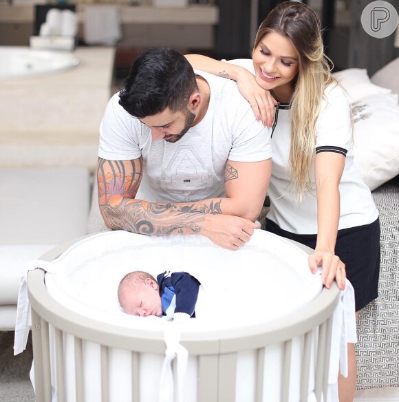 Andressa Suita e Gusttavo Lima mostraram o filho, Gabriel, dormindo em foto publicada no Instagram nesta segunda-feira, 24 de julho de 2017