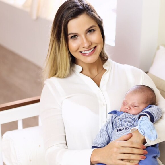 Andressa Suita está curtindo a maternidade do filho, Gabriel