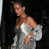 Rihanna usou bolsa metálica com franjas e casaco prateado em Londres, na Inglaterra, nesta segunda-feira, 24 de julho de 2017