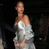 Rihanna se jogou na tendência do slip dress, ou vestido camisola, para sair em Londres nesta segunda-feira, 24 de julho de 2017