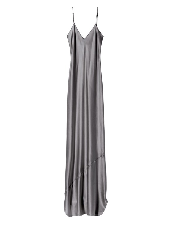 Rihanna escolheu um slip dress 100% de seda, com alças spaghetti ajustáveis, da marca Nili Lotan. A peça está à venda por $ 595, o equivalente a R$ 1.871