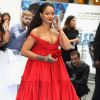 Rihanna roubou a cena ao surgir com um look vermelho Giambattista Valli extremamente decotado, joias Chopard, bolsa Jimmy Choo e batom combinando com o vestido na première do filme 'Valerian e a Cidade dos Mil Planetas'