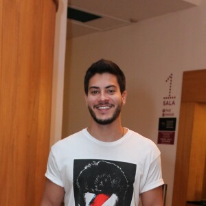 Arthur Aguiar fez elogios à namorada Mayra Cardi em seu Instagram na última quinta-feira (20): 'Linda, maravilhosa, gata. Olha isso aqui, Brasil!'