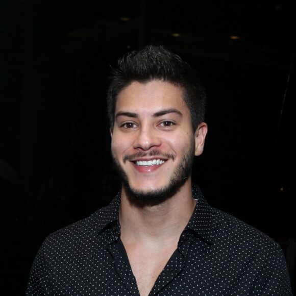 Arthur Aguiar assumiu publicamente o namoro com Mayra Cardi no dia 5 de julho de 2017