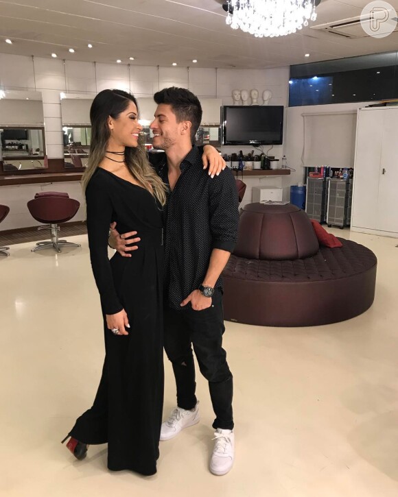 'Obrigado, obrigado e obrigado!!!', disse Arthur Aguiar em comemoração ao seu primeiro mês de namoro com Mayra Cardi, em foto no seu perfil do Instagram