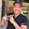 Wesley Safadão colocou uma cobra no pescoço durante um passeio pelo zoológico com a família, nesta terça-feira, 25 de julho de 2017