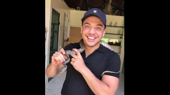 Wesley Safadão colocou uma cobra no pescoço durante um passeio pelo zoológico com a família, nesta terça-feira, 25 de julho de 2017