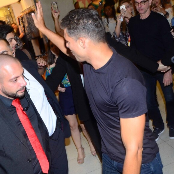 Cauã Reymond causou alvoroço em evento paulista, nesta terça-feira, 25 de julho de 2017
