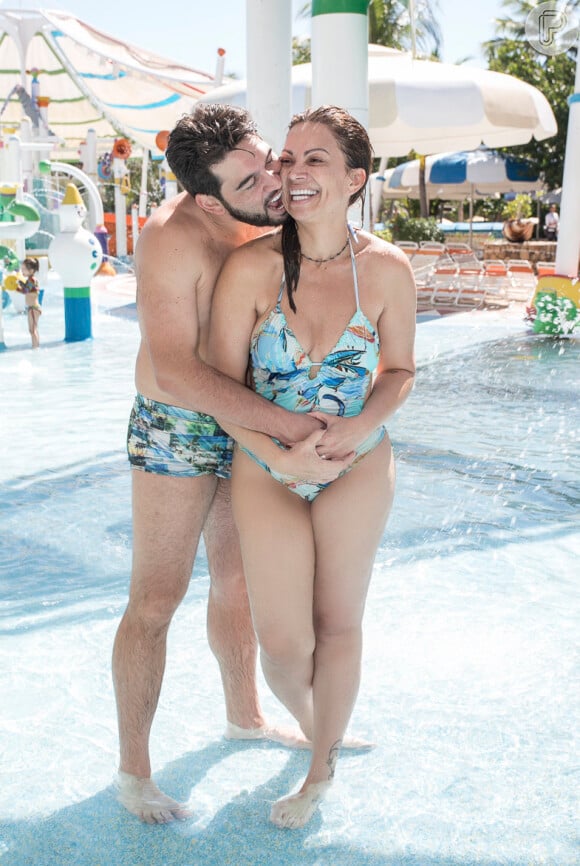 Solange Almeida e o marido, Leandro Andriani, curtiram um parque aquático em Fortaleza