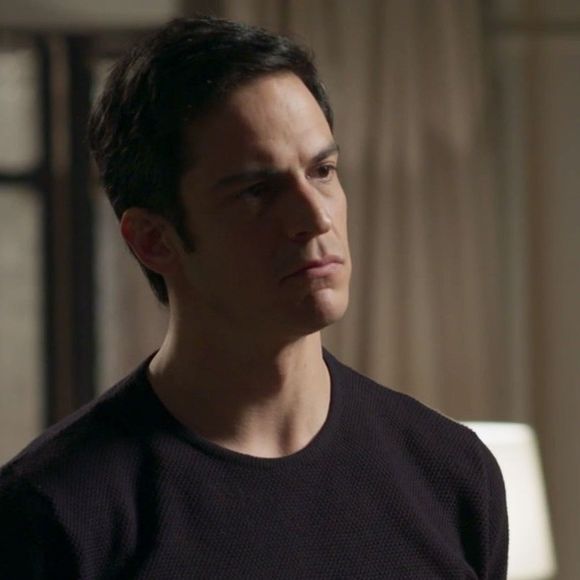 Eric (Mateus Solano) percebe que a imagem de Luiza (Camila Queiroz) é de depois do roubo, na novela 'Pega Pega'