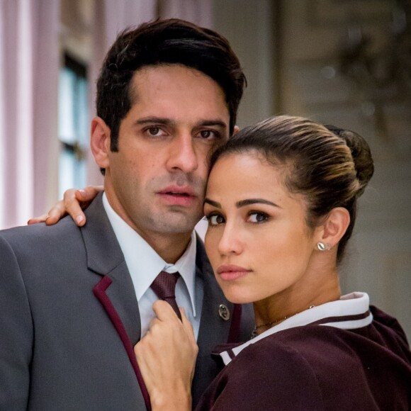Sandra Helena (Nanda Costa) e Agnaldo (João Baldasserini) decidem armar contra Luiza (Camila Queiroz), na novela 'Pega Pega'
