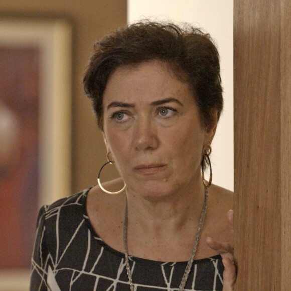 Silvana (Lilia Cabral) decide parar de jogar, mas tem crises de abstinência, na novela 'A Força do Querer'