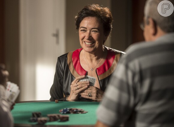 Silvana (Lilia Cabral) fica sem dinheiro pra pagar o que perde numa mesa de jogos e não a deixam sair, na novela 'A Força do Querer'