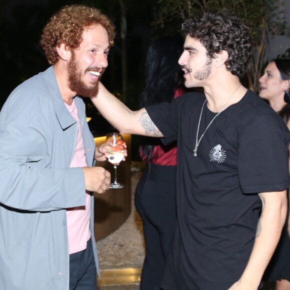 Caio Castro conversa com atores da novela 'Belaventura' durante aniversário de Anaju Dorigon