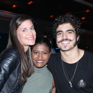 Caio Castro fotografa com amigos durante o aniversário de Anaju Dorigon