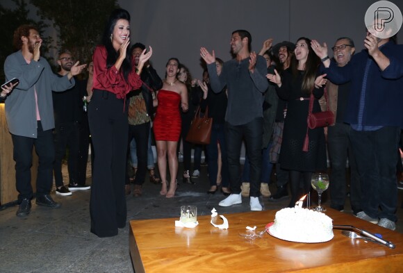 Anaju Dorigon se diverte ao ganhar festa de aniversário dos colegas da novela 'Belaventura'