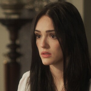 Anna (Isabelle Drummond) se desespera ao perder a guarda da filha para Thomas (Gabriel Braga Nunes), na novela 'Novo Mundo'