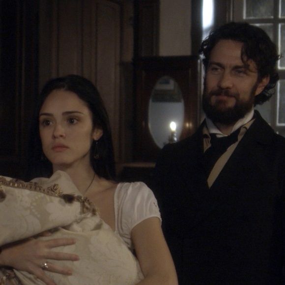 Anna (Isabelle Drummond) volta para a casa de Thomas (Gabriel Braga Nunes) por causa da filha, na novela 'Novo Mundo'