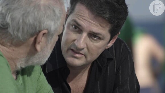 Malagueta (Marcelo Serrado) é chantageado por Timóteo (Cacá Amaral), seu próprio pai, na novela 'Pega Pega', em 29 de julho de 2017