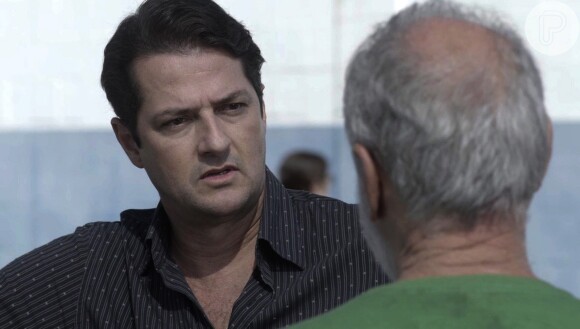 Malagueta (Marcelo Serrado) nega para Timóteo (Cacá Amaral) que tenha roubado o hotel, na novela 'Pega Pega'