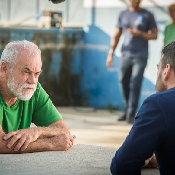 Domênico (Marcos Veras) volta ao presídio, mas não descobre que Malagueta (Marcelo Serrado) é filho de Timóteo (Cacá Amaral), na novela 'Pega Pega'