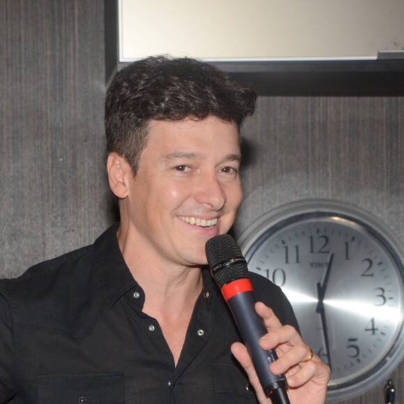 Rodrigo Faro foi quem puxou o 'parabéns' para Henry, filho de Simone, dupla de Simaria