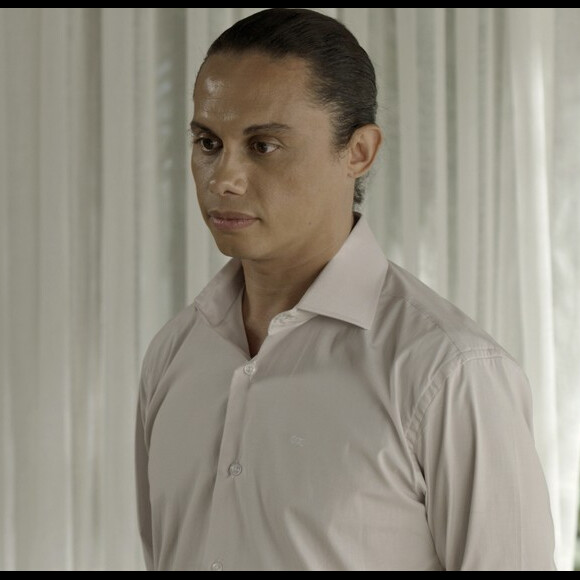 Na novela 'A Força do Querer', Ivana (Carol Duarte) consegue se hospedar na casa de Nonato (Silvero Pereira)