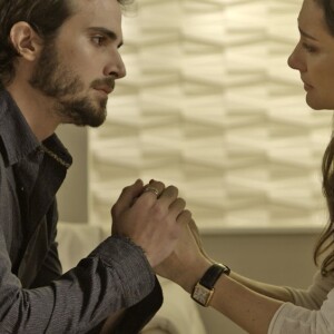 Na novela 'A Força do Querer', Ruy (Fiuk) encontra seringas de Ivana (Carol Duarte) no quarto dela ao tentar encontrar uma caneta