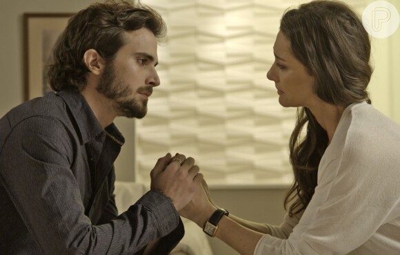 Na novela 'A Força do Querer', Ruy (Fiuk) encontra seringas de Ivana (Carol Duarte) no quarto dela ao tentar encontrar uma caneta
