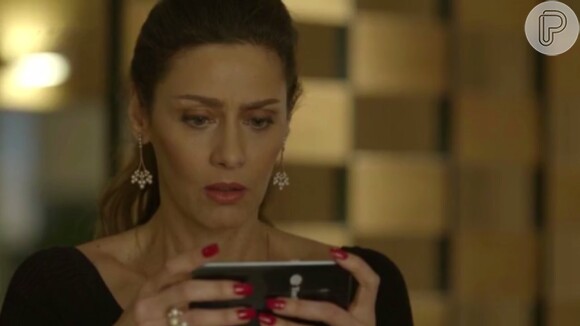 Na novela 'A Força do Querer', Joyce (Maria Fernanda Cândido) descobre que Ivana (Carol Duarte) injeta hormônio masculino