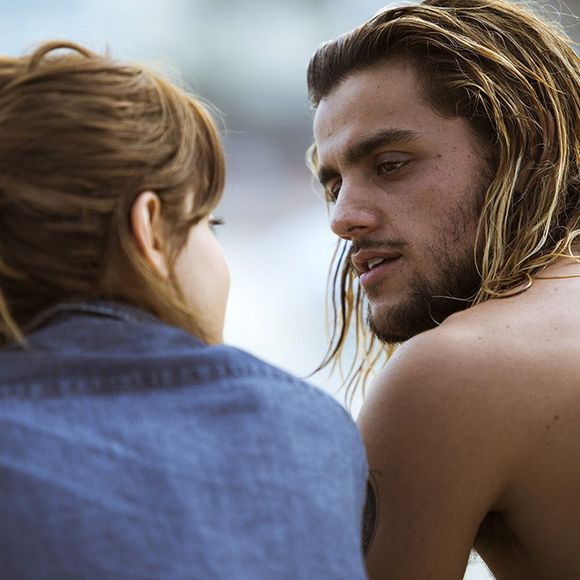'Por que você quer terminar? Não gosta mais de mim?', questionará Caíque (Felipe Simas) quando Nanda (Julia Dalavia) terminar o namoro com ele na série 'Os Dias Eram Assim'