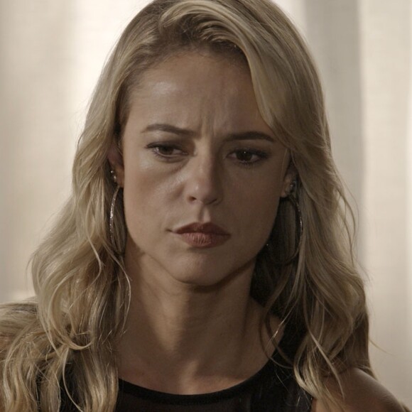 Depois de ter a janela de seu carro estilhaçada por um tiro de fuzil, Jeiza (Paolla Oliveira) afirma que sabe quem o tiro foi encomendado e desconfia de Bibi (Juliana Paes), na novela 'A Força do Querer'